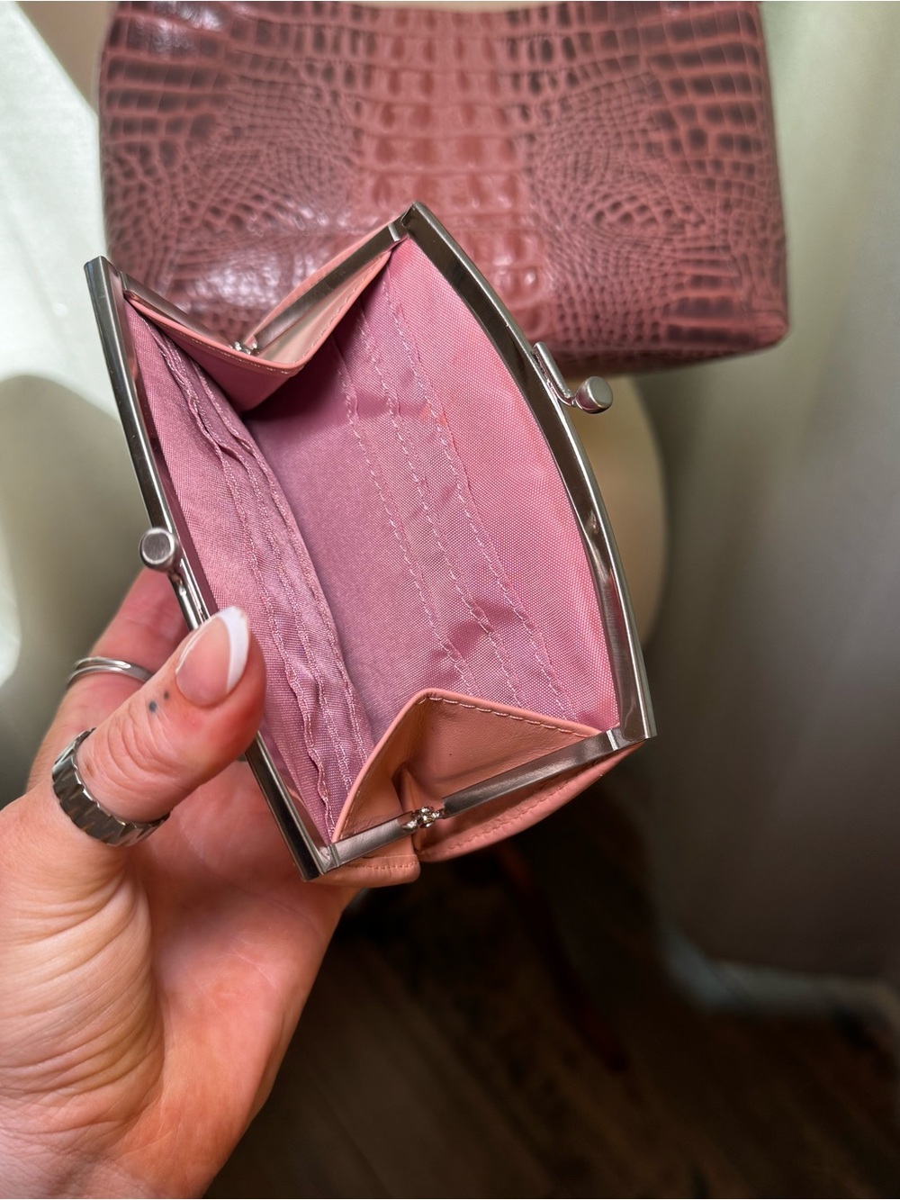 Wilson’s Leather Pink Croc-Embossed Shoulder Bag Set - Women's Fashion - Picture 7 of 8